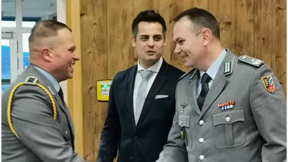 Bild: Portner
Kasernenchef Ralf Georgi begrüßt den Spieß Jürgen Wölfl (links).