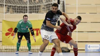 Bild: Heiko Becker/Bayerischer Fußballverband
Der Pfreimder Johannes Blödt (rechts) im Zweikampf mit einem Spieler von Fatih Ingolstadt, dem späteren Turniersieger. Im Hintergrund SpVgg-Keeper Sebastian Reger. Die Pfreimder wurden Dritter.
