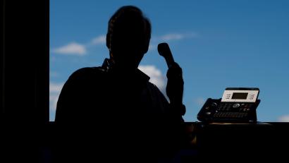 Symbolbild: Julian Stratenschulte/dpa
Gescheitert sind Telefonbetrüger, die sich am Telefon als Polizisten ausgaben, im Landkreis Schwandorf.
