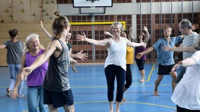 Archivbild: Petra Hartl
Kerstin Klug (Mitte) bei einem Rio-Abierto-Workshop in der Turnhalle des Heilpädagogischen Zentrums.
