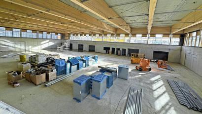 Bild: Matthias Bäumler/fph
Noch ist die Dreifachturnhalle im Rohbauzustand. Die derzeit zu sehenden riesigen Holzbinder werden unter einer eingezogenen Decke verschwinden.