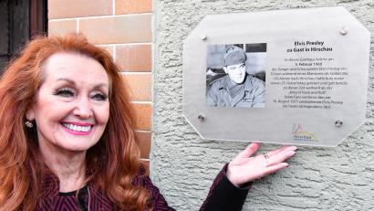 Bild: Petra Hartl
Elvis Presley war 1960 im Hirschauer Gasthaus Goldenes Lamm: Daran erinnert an dem Gebäude jetzt eine Gedenktafel, die Presleys Cousine Donna am Samstag enthüllte.