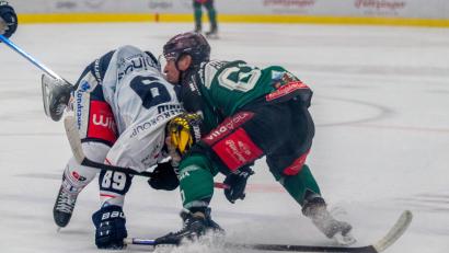 Bild: Peter Lion
Tyler Ward wird zu Fall gebracht: Seit einigen Wochen glänzt der Kanadier vor allem im Zusammenspiel mit Kapitän Tomas Rubes.