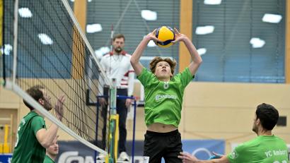 Bild: Hubert Ziegler
Ben Kühnert (Mitte) vom VC Amberg stellt den Ball auf Spielertrainer Bosko Novovic (rechts). Gegen Schwabing setzte es am Sonntag eine Niederlage.