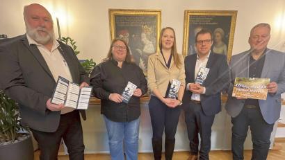 Bild: Martina Beierl
Landrat Richard Reisinger (rechts) freut sich auf ein „klingendes“ 2025 (von links): Werner Stein, Sabine Kredler, Katharina Stein und Christian Bäuml im Amtszimmer des Landrats.