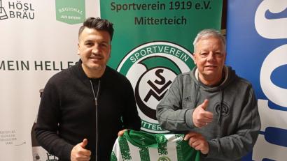 Bild: Tobias Eckert/exb
Mohamed Tamo (links) wird zur kommenden Spielzeit neuer Trainer beim SV Mitterteich. Sehr zur Freude des SV-Vorsitzenden Roland Eckert.
