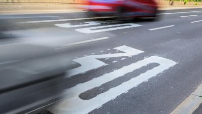 Symbolbild: Andreas Arnold/dpa
Wer zu schnell fährt und in eine der regelmäßig von der Verkehrspolizei durchgeführten Geschwindigkeitskontrollen rast, muss mit Bußgeld, Punkten im Fahreignungsregister und einem Führerscheinentzug rechnen.