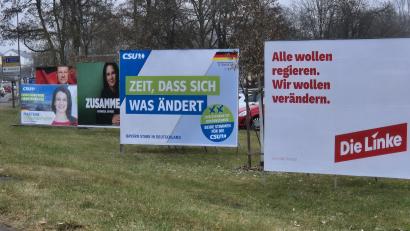 Bild: Hösamer
Die Parteien werben längst für ihre Kandidaten zur Bundestagswahl 2025, hier an der Wackersdorfer Straße in Schwandorf.