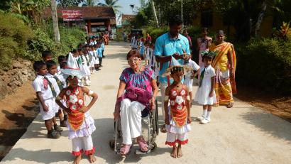 Archivbild: Eichl
Wenn Ellen Galle nach Bentota auf Sri Lanka kam, herrschte dort immer Feststimmung. Vom Rollstuhl aus half die nun verstorbene Ambergerin bis zuletzt den Leidtragenden des Tsunamis von 2004.