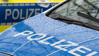 Symbolbild: Soeren Stache/dpa
An einem Autohof bei Alfeld hat sich ein junger Autofahrer Probleme mit dem Gesetzt eingehandelt: Er hatte eine Pistole im Wagen.