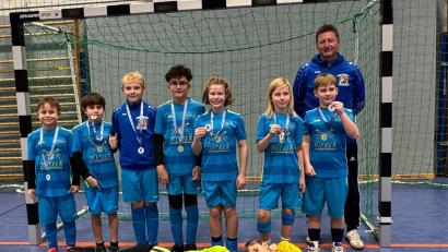 Bild: Victor Ballach
Die U11-Mannschaft des SV Raigering gewann die Kreismeisterschaft im Futsal.