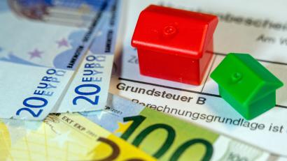 Symbolbild: Jens Büttner/dpa
Die Grundsteuer soll "aufkommensneutral" sein, also nicht noch mehr Steuergeld in die Kassen der Kommunen spülen. Das sollten die Städte und Gemeinden bei der Ansetzung ihrer Hebesätze berücksichtigen.