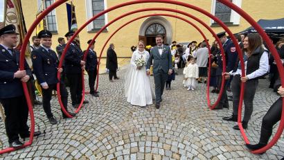 Bild: Josef Glas
Nach dem Spalier der Kolping-Fanfarengruppe wartete schon die Schlauchspirale der FFW Tännesberg auf das Brautpaar.