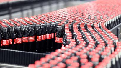Archivbild: Uli Deck/dpa
Coca-Cola-Produkte werden zurückgerufen.