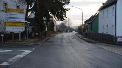Bild: ak
Insbesondere in der breiten und geradlinigen Creußener Straße klagen Anlieger über zu schnelles Fahren. Die Polizei soll vermehrt dort Geschwindigkeitskontrollen vornehmen.