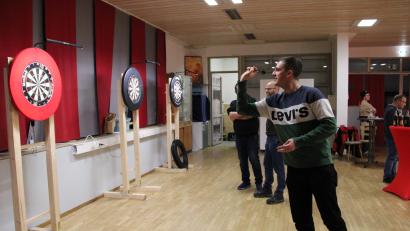 Bild: prh
Philipp Bösl (rechts) hat mit Matthias Dineiger (Mitte) die "Steeldart Academy" unter dem Dach der SpVgg SV Weiden gegründet. Der Sport mit den kleinen Wurfpfeilen liegt voll im Trend und hat der Abteilung einen verstärkten Zulauf beschert.