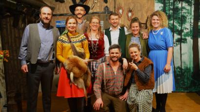 Bild: fdl
Freuen sich über die gelungene Premiere (von links): Wolfgang Lingl (Pfiff), Bettina Kummer (Wilma), Stefan Kummer (Schlitzer-Vinz), Sabine Siegler (Trinkgeld-Resi), Christian Gnan (von Reizker), Corinna Falk (Lia) und Meike Birner (Regisseurin); knieend Kilian Falk (Hallimasch) und Marina Basler (Pfeifn-Paula).