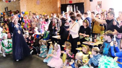 Bild: do
Die Eschenbacher können Fasching: Die Faschingsgesellschaft half beim Bunten Nachmittag in der SCE-Halle dem Faschingsglück auf die Sprünge