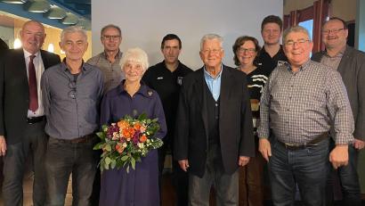 Bild: nbu
Zahlreiche Gäste gratulieren der rüstigen Jubilarin Klara Bücherl (vorne Mitte mit Blumenstrauß) zum 90. Geburtstag (von links): Pfarrer Johann Amann, Sohn Reinhold Bücherl, Werner Apfelbacher, Jubilarin Klara Bücherl, Alfred Negel, Altlandrat Armin Nentwig, Claudia Roth, Philipp Leinhäupl, Sohn Norbert Bücherl und Bürgermeister Uwe König.