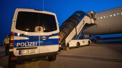 Bild: Michael Kappeler/dpa
Mehr als 3.000 Menschen wurden 2024 aus dem Freistaat abgeschoben. (Symbolbild)