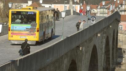 Archivbild: Armin Weigel/dpa
Ein Bus fährt über die Steinerne Brücke in Regensburg.
