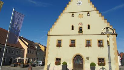 Bild: fg
Im Zuge der Restaurierung soll die Fassade des Rathauses eventuell umgestaltet werden.