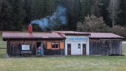 Bild: Wolfgang Steinbacher
Der Brennberglift in Etzelwang. Aus dem Kamin des Lifthäusls steigt Rauch. Doch im Innern der gemütlichen Stube herrscht auch an diesem Tag nur Leere.
