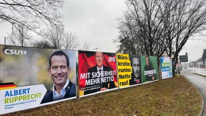 Bild: Gabi Schönberger
Die vielen Wahlplakate wie hier in Weiden machen unübersehbar, dass der Bundestagswahlkampf läuft.