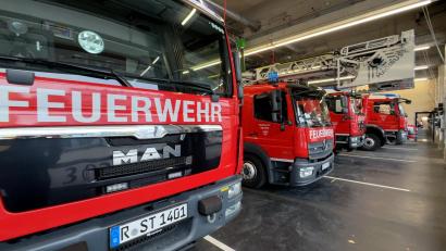 Bild: Ganzmann
Die Fahrzeuge sind in der XXL-Garage strategisch geparkt - die Fahrzeuge des Stadtlöschzugs, die am häufigsten ausrücken, stehen ganz vorne.