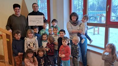Bild: Marie Christin Dörfler/exb
Kindergarten-Leiterin Karin Müller (links) und ihre Stellvertreterin Silvia Hautmann (rechts) freuten sich über die Spende.
