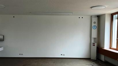 Bild: jp
Ein renoviertes Klassenzimmer in der sanierten Kastler Volksschule mit der Mediensäule, in der alle wichtigen Anschlüsse sowie eine Uhr und der Lautsprecher untergebracht sind.