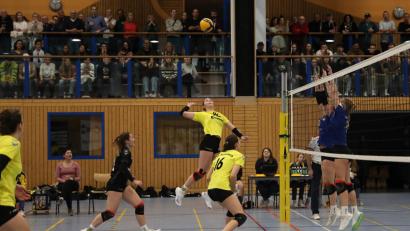 Bild: Andreas Emmel
Kapitänin Lorena Tilgen und dem SV Hahnbach gelang gegen den Tabellendritten SSV Dresden eine tolle Aufholjagd. Am Ende gewannen die Hahnbacherinnen mit 3.2.