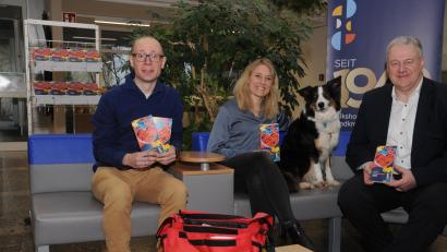 Bild: ge
Hündin Chanel inspiziert das Erste-Hilfe-Paket, das in dem neuen Kurs angeboten wird – flankiert von Landrat Richard Reisinger (rechts), VHS-Chefin Claudia Mai (Mitte) und ihrem Stellvertreter Thomas Rode (links).