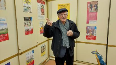Bild: lg
Nach über 40 Jahren verabschiedet sich Theo Männer von der Museumsleitung. An den Schrankwänden des Museumsbüros erinnern Plakate an die regelmäßigen Sonderausstellungen in all den Jahren.