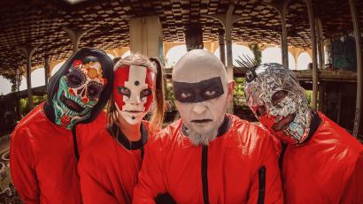 Bild: Nico Scholl/exb
Die Metal-Band "Hämatom" aus der Gemeinde Speichersdorf bringt ihr zehntes Studio-Album auf den Markt. Wie sich die Produktion nach dem Tod von Bassist "West" von den bisherigen Werken unterscheidet, erklärt Gitarrist "Ost" (rechts).