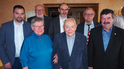 Bild: mue
Gratulierten zum 95. Geburtstag (von links): Bürgermeister Sebastian Hartl, MdL a.D. Georg Stahl, Roland Rauch, Siegmund Frischholz und Helmut Grünbauer. Vorne Josef Pollak mit seiner Lebensgefährtin Christine.