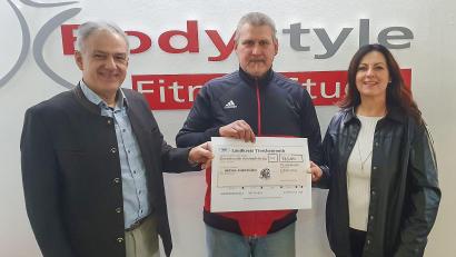 Bild: Fabian Polster/Landratsamt Tirschenreuth
Über 745 Euro für die Aktion Lichtblicke freuten sich Landrat Roland Grillmeier und Schirmherrin Claudia Grillmeier. Die Sammlung hatte Studioinhaber Jürgen Plonner (Mitte) organisiert.