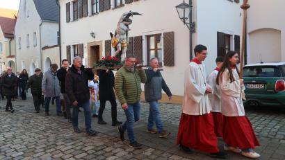 Bild: rha
Die Figur des heiligen Sebastian wird alljährlich in Erfüllung eines Gelübdes durch die Straßen der Stadt Vilseck getragen.