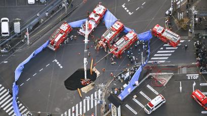 Bild: -/kyodo/dpa
Mitten auf einer Kreuzung brach in Japan die Straße ein.
