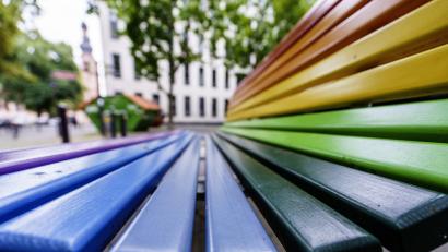 Symbolbild: Andreas Arnold, dpa
Eine Bank in Regenbogen-Farben, gesehen in Berlin. Die Farben stehen weltweit für Gleichberechtigung und Akzeptanz von Menschen, die sich unter anderem nicht mit den traditionellen Rollen von Männern und Frauen identifizieren oder eine andere Sexualität leben als die Heterosexualität.