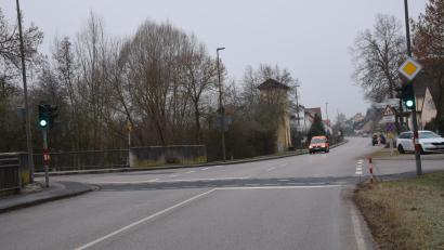Bild: bö
Die Sicherheit der Schulwege steht im Mittelpunkt der Bürgerinformation im Schloss-Stadl. Ein Brennpunkt ist die Hohenburger Straße (Bild). Dort war der schnellste Verkehrsteilnehmer am Heiligen Abend vergangenen Jahres mit 111 Stundenkilometer bei erlaubten 50 km/h unterwegs.