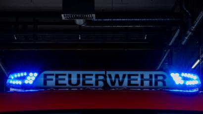 Bild: Rolf Vennenbernd/dpa
Der Versuch des Fahrers, den Laster zu löschen, scheitert. Dann rückt die Feuerwehr an. (Symbolbild)