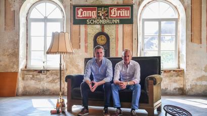 Bild: Florian Miedl/fph
Die Brüder Rudolf (links) und Richard Hopf (rechts) haben seit 2009 das Wunsiedeler Familienunternehmen Lang-Bräu geführt.