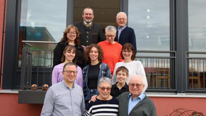 Bild: bph
Bürgermeister Frank Zeitler (im Bild oben links) gratuliert namens der Stadt Nabburg und erfährt im Gespräch mit der Familie viel Interessantes aus dem arbeitsreichen Leben des Jubilars Heinrich Baierl (unten rechts).