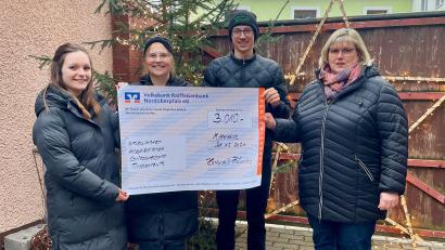 Bild: Rita Seitz-Hartwich/exb
Bei der symbolischen Übergabe beim Hofladen der Familie Seitz-Hartwich, von links Hannah Seitz-Hartwich zusammen mit Julia Kempf, Max Rasp, Gabi Schicker vom Caritasverband Tirschenreuth.