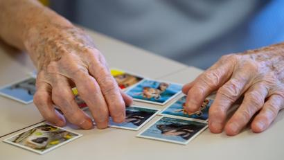 Bild: Sven Hoppe/dpa
Wenn "Memory" wieder zur Herausforderung wird: In Deutschland leben 1,2 Millionen Menschen mit der Diagnose Alzheimer.
