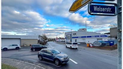 Bild: Petra Hartl
Die Einmündung der Welser- in der Fuggerstraße in Amberg. Hier sollte ein Kreisverkehr entstehen, der jetzt doch nicht gebaut wird.
