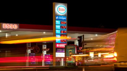 Symbolbild: Daniel Bockwoldt
Im Dezember haben vier Männer einen bewaffneten Raubüberfall auf eine Tankstelle im Landkreis Regensburg verhindert.
