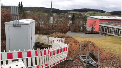 Bild: Portner
Der technische Abschluss für den Aus- und Umbau des Oberviechtacher Erdgasnetzes erfolgt im Frühjahr 2025. Bereits aufgebaut ist die neue Verteilstation des Bayernwerks zwischen Doktor-Eisenbarth-Mittelschule und Friedhof.
