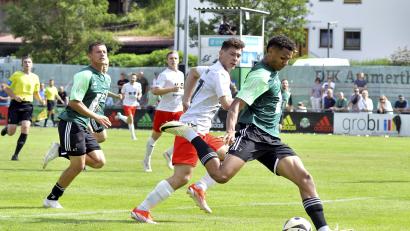 Archivbild: Hubert Ziegler
Kevin Mutove (rechts, Szene aus einem früheren Spiel) von der DJK Ammerthal. Gegen die SpVgg Bayreuth verlor die DJK ihr erstes Testspiel im neuen Jahr mit 4:6.